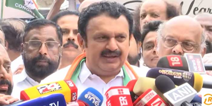 മുഖ്യമന്ത്രി സ്ഥാനത്തേക്ക് താങ്കളുടെ പേരില്ലാത്തത് എന്താകും? അത് അവർ വിട്ടുപോയതാണ്… മാധ്യമങ്ങൾക്കു ത​ഗ്​ മറുപടിയുമായി കെ മുരളീധരൻ!! ഇതൊരു സിം​ഗിൾ പാർട്ടി ​ഗവൺമെന്റല്ല, ഇതൊരു കെയ്നീഷ്യൻ ​ഗവൺമെന്റാ, സീനിയോറിട്ടിയൊന്നും പാർട്ടിക്ക് പ്രശ്നമല്ല, എംഎൽഎമാരുടെ അഭിപ്രായം, ഘടകകക്ഷികളുടെ തീരുമാനം നോക്കണം…ഫ്ലക്സിൽ തുപ്പുന്നവരും കീറുന്നവരും കോൺഗ്രസുകാരല്ല