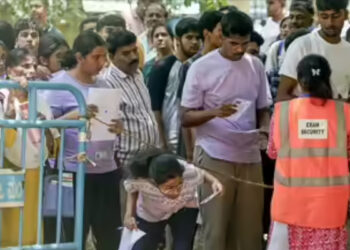 നിനക്കായി രണ്ട് ചോദ്യപേപ്പറുകള്‍ സംഘടിപ്പിച്ചിട്ടുണ്ട്, എപ്പോഴാണ് കാണാന്‍ വരുന്നത്?? പരീക്ഷയ്ക്ക് മുമ്പ് തന്നെ എന്നെ ശരിക്കൊന്ന് കാണണം, നീറ്റ് ചോദ്യപേപ്പര്‍ ചോര്‍ച്ചയില്‍ അധ്യാപകന്‍ അറസ്റ്റില്‍