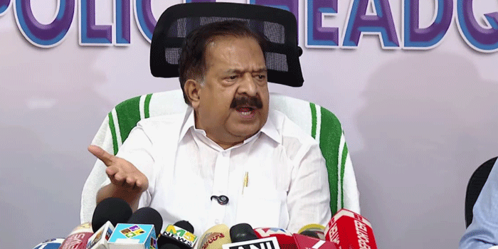 ‘ലഹരിയോട് നോ കോംപ്രമൈസ് ‘; വേരോടെ പിഴുതെറിയാൻ ‘ഓപ്പറേഷൻ തുഫാൻ’; പൊലീസ് സ്റ്റേഷനുകൾ ജനസേവന കേന്ദ്രങ്ങളാക്കുമെന്നും ആഭ്യന്തര മന്ത്രി രമേശ് ചെന്നിത്തല