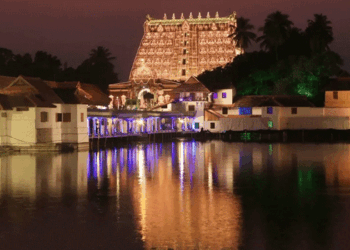 പത്മനാഭ സ്വാമി ക്ഷേത്രത്തിൽ അമൂല്യ വസ്തുക്കൾ കാണാതായത് സുരക്ഷാ ക്രമീകരണങ്ങളിലുണ്ടായ ഗുരുതര വീഴ്ചകളാണെന്ന് റിപ്പോർട്ട്;  ‘രാജകുടുംബവുമായി ബന്ധമുണ്ടെന്ന പേരും പറഞ്ഞ് പലരും സുരക്ഷാ പരിശോധനകളില്ലാതെ കയറി ഇറങ്ങുന്നു‘
