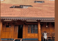 നെടുമ്പാശ്ശേരിയിൽ ഇറങ്ങേണ്ട വിമാനം അസാധാരണമായി താഴ്ന്ന് പറന്നു; പെരുമ്പാവൂരിൽ വീടിന്റെ മേൽക്കൂരയിലെ ഓടുകൾ തകർന്നു; നഷ്ടപരിഹാരത്തെ സംബന്ധിച്ച് പ്രതികരിക്കാതെ സിയാൽ; മുമ്പും സമാന സംഭവം നടന്നിട്ടുണ്ടെന്ന് നാട്ടുകാർ