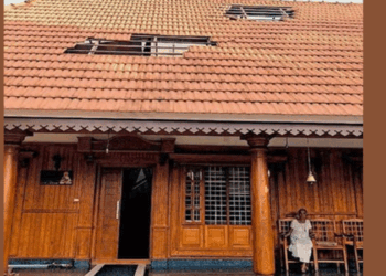 നെടുമ്പാശ്ശേരിയിൽ ഇറങ്ങേണ്ട വിമാനം അസാധാരണമായി താഴ്ന്ന് പറന്നു; പെരുമ്പാവൂരിൽ വീടിന്റെ മേൽക്കൂരയിലെ ഓടുകൾ തകർന്നു; നഷ്ടപരിഹാരത്തെ സംബന്ധിച്ച് പ്രതികരിക്കാതെ സിയാൽ; മുമ്പും സമാന സംഭവം നടന്നിട്ടുണ്ടെന്ന് നാട്ടുകാർ