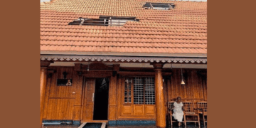 നെടുമ്പാശ്ശേരിയിൽ ഇറങ്ങേണ്ട വിമാനം അസാധാരണമായി താഴ്ന്ന് പറന്നു; പെരുമ്പാവൂരിൽ വീടിന്റെ മേൽക്കൂരയിലെ ഓടുകൾ തകർന്നു; നഷ്ടപരിഹാരത്തെ സംബന്ധിച്ച് പ്രതികരിക്കാതെ സിയാൽ; മുമ്പും സമാന സംഭവം നടന്നിട്ടുണ്ടെന്ന് നാട്ടുകാർ