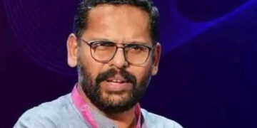 “മൂപ്പിച്ച് മൂപ്പിച്ച് മുഖ്യമന്ത്രിയെ പ്രതിപക്ഷ നേതാവാക്കി”, എന്നാലും തള്ളിന് ഒരു കുറവുമില്ല, ഭരണം എന്താണെന്ന് കാണിച്ചതുകൊണ്ടാണ് പശുക്കളെയും കൊണ്ട് ‘കാരണഭൂതന്’ കൊട്ടാരം ഒഴിയേണ്ടി വന്നത്, വകതിരിവില്ലാത്ത സമരങ്ങളുമായി നാട് നശിപ്പിക്കാനാണത്രേ  ഇനി അടുത്ത പ്ലാൻ, പി സരിനെ പരിഹസിച്ച് കോൺഗ്രസ് നേതാവ് ജിന്റോ