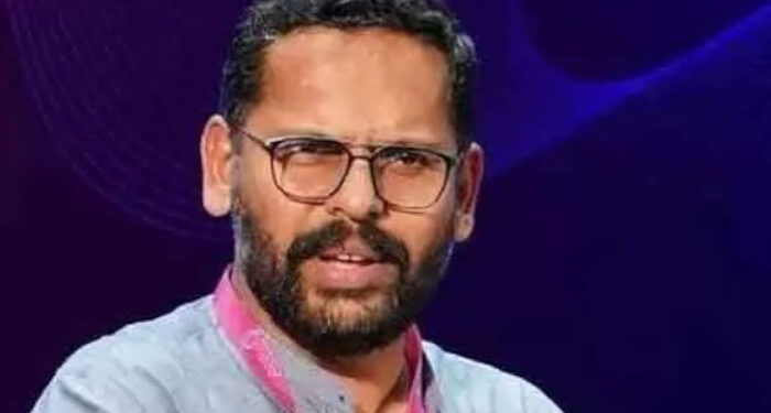 “മൂപ്പിച്ച് മൂപ്പിച്ച് മുഖ്യമന്ത്രിയെ പ്രതിപക്ഷ നേതാവാക്കി”, എന്നാലും തള്ളിന് ഒരു കുറവുമില്ല, ഭരണം എന്താണെന്ന് കാണിച്ചതുകൊണ്ടാണ് പശുക്കളെയും കൊണ്ട് ‘കാരണഭൂതന്’ കൊട്ടാരം ഒഴിയേണ്ടി വന്നത്, വകതിരിവില്ലാത്ത സമരങ്ങളുമായി നാട് നശിപ്പിക്കാനാണത്രേ  ഇനി അടുത്ത പ്ലാൻ, പി സരിനെ പരിഹസിച്ച് കോൺഗ്രസ് നേതാവ് ജിന്റോ