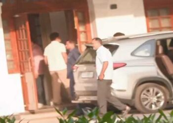 ‘നാളെയും ഒന്നിച്ച് പോകേണ്ടത് കൊണ്ട് നല്ല നാടൻ ഭാഷയിൽ മറുപടി പറയുന്നി’ല്ല- ഷിബു ബേബി ജോൺ!! വി ഡി സതീശന്റെ വീടിനുമുന്നിൽ പ്രവർത്തകർ ആഹ്ലാദത്തിൽ… ഒറ്റപ്പേരുമായി രാഹുൽ ഖാർ​ഗെയുടെ വീട്ടിലെത്തി, കെസിയുമായും കൂടിക്കാഴ്ച, പ്രഖ്യാപനം ഉടൻ?