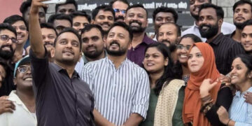 തൊലിക്കട്ടി സമ്മതിക്കണം… ഇനി വിശുദ്ധന്‍ ആയി പ്രഖ്യാപിക്കുമോ?? ഇതിനാണോ സ്ത്രീകള്‍ യുഡിഎഫിന് വോട്ട് ചെയ്തത്?? നിങ്ങള്‍ ഭരണകക്ഷിയാണെന്ന് ഓര്‍ക്കണം, രാഹുല്‍ മാങ്കൂട്ടത്തിലിനൊപ്പം സെല്‍ഫിയെടുത്തതിനു പിന്നാലെ ഫിറോസിനും തഹിലിയക്കും വിമര്‍ശനം
