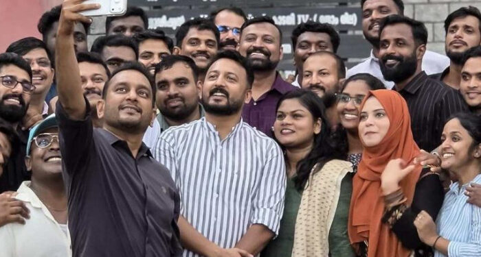 തൊലിക്കട്ടി സമ്മതിക്കണം… ഇനി വിശുദ്ധന്‍ ആയി പ്രഖ്യാപിക്കുമോ?? ഇതിനാണോ സ്ത്രീകള്‍ യുഡിഎഫിന് വോട്ട് ചെയ്തത്?? നിങ്ങള്‍ ഭരണകക്ഷിയാണെന്ന് ഓര്‍ക്കണം, രാഹുല്‍ മാങ്കൂട്ടത്തിലിനൊപ്പം സെല്‍ഫിയെടുത്തതിനു പിന്നാലെ ഫിറോസിനും തഹിലിയക്കും വിമര്‍ശനം