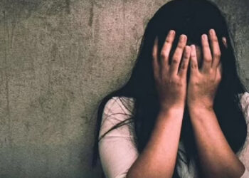 ജ്യൂസില്‍ മയക്കുമരുന്ന് കലര്‍ത്തി 28 കാരിയെ പീഡിപ്പിച്ച് അയല്‍വാസി,  ദൃശ്യങ്ങള്‍ മൊബൈലില്‍ പകര്‍ത്തി ഭീഷണി,  പ്രതിയുടെ ഭാര്യയോട് വിവരങ്ങള്‍ പറഞ്ഞതോടെ യുവതി നേരിട്ടത് ക്രൂര മര്‍ദനം, ഓട്ടോ ഡ്രൈവര്‍ക്കായി അന്വേഷമം ശക്തമാക്കി പൊലീസ്