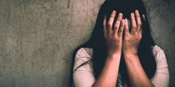 ജ്യൂസില്‍ മയക്കുമരുന്ന് കലര്‍ത്തി 28 കാരിയെ പീഡിപ്പിച്ച് അയല്‍വാസി,  ദൃശ്യങ്ങള്‍ മൊബൈലില്‍ പകര്‍ത്തി ഭീഷണി,  പ്രതിയുടെ ഭാര്യയോട് വിവരങ്ങള്‍ പറഞ്ഞതോടെ യുവതി നേരിട്ടത് ക്രൂര മര്‍ദനം, ഓട്ടോ ഡ്രൈവര്‍ക്കായി അന്വേഷമം ശക്തമാക്കി പൊലീസ്