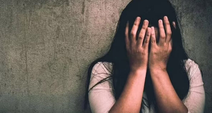 ആണ്‍സുഹൃത്തിന്റെ കണ്‍മുന്നില്‍ വച്ച് 24കാരിയെ വിവസ്ത്രയാക്കി, പിന്നാലെ കത്തിമുനയില്‍ നിര്‍ത്തി മണിക്കൂറുകളോളം ക്രൂര പീഡനം, പത്താം നിലിയില്‍ നിന്നും പൂര്‍ണ നഗ്നയായി ഇറങ്ങിയോടി യുവതി, മൂന്ന് പേര്‍ അറസ്റ്റില്‍