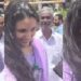 വി ഡി സതീശന്റെ സത്യപ്രതിജ്ഞ കാണാൻ ചിരിച്ചുകൊണ്ട് സ്റ്റേഡിയത്തിലേക്ക്… നടി റിനി ആൻ ജോർജിനെ കൂകി വിളിച്ച് കളിയാക്കി സ്ത്രീകളടക്കമുള്ള പ്രവർത്തകർ- വീഡിയോ