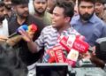‘ഞങ്ങളെ തല്ലിയവൻമാരെ നന്നായി അറിയാം, ഒരുത്തന്റെ പേര് മനീഷ്, അവന്റെ വീട് കമ്പം, മറ്റൊരുത്തന്റെ പേര് അജീഷ്, അവന്റെ വീട് പുതുപ്പരിയാരം, മറ്റൊരുത്തൻ ഇവിടുത്തെ എസ്ഐ രജിത്ത്… എല്ലാവരേയും ഞങ്ങൾ നോക്കിവച്ചി‌ട്ടുണ്ട്, ഞങ്ങൾ അടിക്കാൻ തുടങ്ങിയാൽ, ഞങ്ങളുടെ ഭീകരതയ്ക്ക് അതിരുണ്ടാവില്ല…പോലീസിനു നേരെ കൊലവിളി പ്രസം​ഗം, 50 എസ്എഫ്‌ഐ പ്രവർത്തകർക്കെതിരെ ജാമ്യമില്ലാ വകുപ്പിൽ കേസ്