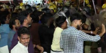 പരസ്പരം കല്ലും കരിക്കും വലിച്ചെറിഞ്ഞ് എസ്എഫ്‌ഐ-കെഎസ്‌യു പ്രവര്‍ത്തകര്‍, പാളയത്ത് വന്‍ സംഘര്‍ഷം, ജലപീരങ്കിയും കണ്ണീർ വാതകവും പ്രയോ​ഗിച്ച് പോലീസ്!! കഴിഞ്ഞ 10 വർഷത്തിനിടെ ഇങ്ങനെയൊന്നുമുണ്ടായിട്ടില്ല- എസ്എഫ്ഐ സംസ്ഥാന സെക്രട്ടറി, ‘പോലീസ് വി ഡി സതീശന്‍ ഭക്തിയില്‍ ഞങ്ങളുടെ പിള്ളാരെ ആക്രമിക്കാന്‍ വന്നു- എഎ റഹീം എംപി
