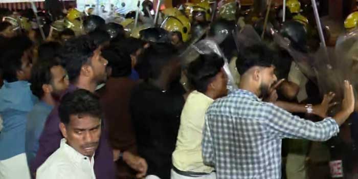 പരസ്പരം കല്ലും കരിക്കും വലിച്ചെറിഞ്ഞ് എസ്എഫ്‌ഐ-കെഎസ്‌യു പ്രവര്‍ത്തകര്‍, പാളയത്ത് വന്‍ സംഘര്‍ഷം, ജലപീരങ്കിയും കണ്ണീർ വാതകവും പ്രയോ​ഗിച്ച് പോലീസ്!! കഴിഞ്ഞ 10 വർഷത്തിനിടെ ഇങ്ങനെയൊന്നുമുണ്ടായിട്ടില്ല- എസ്എഫ്ഐ സംസ്ഥാന സെക്രട്ടറി, ‘പോലീസ് വി ഡി സതീശന്‍ ഭക്തിയില്‍ ഞങ്ങളുടെ പിള്ളാരെ ആക്രമിക്കാന്‍ വന്നു- എഎ റഹീം എംപി
