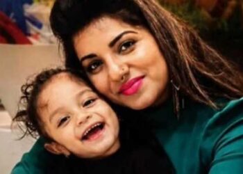 സ്കൂളിൽ പോകാൻ പിതാവിനൊപ്പം ഇറങ്ങുമ്പോൾ കൈവീശി യാത്ര പറഞ്ഞിരുന്ന ആ കൊച്ചുമിടുക്കിയുടെ മുഖം ഇപ്പോഴും കണ്ണിൽ- ജീവനക്കാർ… ഷാർജയിൽ മലയാളി യുവതി ആത്മഹത്യ ചെയ്തത് 5 വയസുകാരിയായ ഏകമകളെ 15-ാം നിലയിൽ നിന്ന് താഴേക്ക് വലിച്ചെറിഞ്ഞ ശേഷം!! തലേദിവസം കുടുംബവഴക്ക് നടന്നു പോലീസ് ഫ്ലാറ്റിലെത്തിയതായി അയൽവീട്ടുകാർ, ഭർത്താവ് കസ്റ്റഡിയിൽ