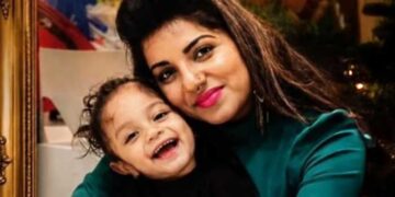 സ്കൂളിൽ പോകാൻ പിതാവിനൊപ്പം ഇറങ്ങുമ്പോൾ കൈവീശി യാത്ര പറഞ്ഞിരുന്ന ആ കൊച്ചുമിടുക്കിയുടെ മുഖം ഇപ്പോഴും കണ്ണിൽ- ജീവനക്കാർ… ഷാർജയിൽ മലയാളി യുവതി ആത്മഹത്യ ചെയ്തത് 5 വയസുകാരിയായ ഏകമകളെ 15-ാം നിലയിൽ നിന്ന് താഴേക്ക് വലിച്ചെറിഞ്ഞ ശേഷം!! തലേദിവസം കുടുംബവഴക്ക് നടന്നു പോലീസ് ഫ്ലാറ്റിലെത്തിയതായി അയൽവീട്ടുകാർ, ഭർത്താവ് കസ്റ്റഡിയിൽ