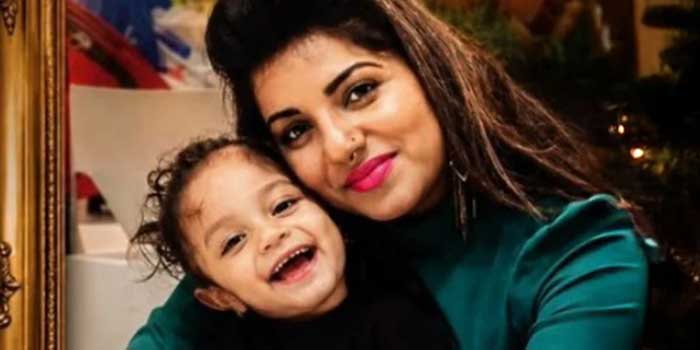 സ്കൂളിൽ പോകാൻ പിതാവിനൊപ്പം ഇറങ്ങുമ്പോൾ കൈവീശി യാത്ര പറഞ്ഞിരുന്ന ആ കൊച്ചുമിടുക്കിയുടെ മുഖം ഇപ്പോഴും കണ്ണിൽ- ജീവനക്കാർ… ഷാർജയിൽ മലയാളി യുവതി ആത്മഹത്യ ചെയ്തത് 5 വയസുകാരിയായ ഏകമകളെ 15-ാം നിലയിൽ നിന്ന് താഴേക്ക് വലിച്ചെറിഞ്ഞ ശേഷം!! തലേദിവസം കുടുംബവഴക്ക് നടന്നു പോലീസ് ഫ്ലാറ്റിലെത്തിയതായി അയൽവീട്ടുകാർ, ഭർത്താവ് കസ്റ്റഡിയിൽ