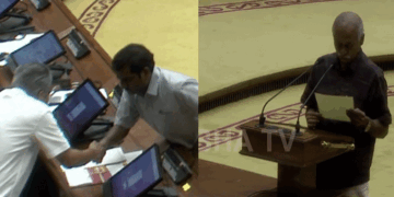 സത്യപ്രതിജ്ഞയ്ക്കായി നടുത്തളത്തിലിറങ്ങിയ വിമത എംഎൽഎമാരെ യുഡിഎഫ് അം​ഗങ്ങൾ കരഘോഷത്തോടെ വരവേറ്റു; ​ഗോവിന്ദൻ വക പിണറായിയ്ക്ക് ഷേക്ക് ഹാൻഡ്; പ്രതിപക്ഷ നേതാവിനെ അഭിവാദ്യം ചെയ്ത് കുഞ്ഞിക്കൃഷ്ണനും