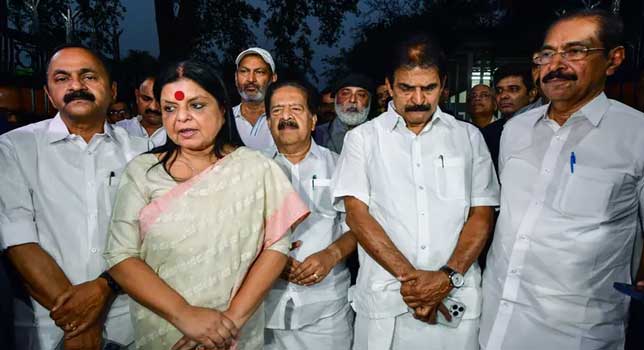 ആദ്യം അണികളെ വച്ചുള്ള നേതാക്കന്മാരുടെ ശക്തിപ്രകടനം നിർത്തൂ, എന്നിട്ടാകാം മുഖ്യമന്ത്രിയെ തീരുമാനിക്കുന്നത്- നേതാക്കന്മാരെ നിർത്തിപ്പൊരിച്ച് രാഹുൽ ​ഗാന്ധി!! മൂന്നു പേരും മുഖ്യമന്ത്രി സ്ഥാനത്തിന് അർഹർ, തീരുമാനം മെറിറ്റടക്കം പരിഗണിച്ച്… സോണിയയുമായി ചർച്ചയ്ക്ക് ശേഷം പ്രഖ്യാപനം