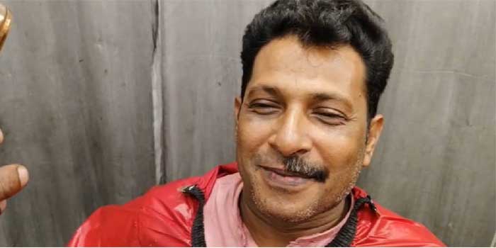 വെറും 428 വോട്ടുകൾക്ക് കടകംപള്ളി ചതിച്ചാശാനേ… കഴക്കൂട്ടത്തെ കനത്ത തോൽവിയിൽ കോൺ​ഗ്രസ് പ്രവർത്തകന്റെ പാതി മീശ പോയി… ഇനി അൻവറിന്റെ ഊഴം!! തല വടിച്ച് കാതിൽ കടുത്തനിട്ട് നടക്കാൻ തയാറാണോ, അൻവറിക്കാ…