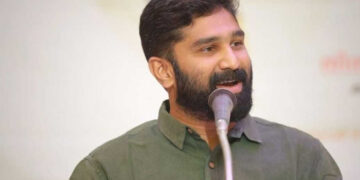 സാമാന്യബോധം പോലും ബിജെപി നേതൃതലങ്ങളിലുള്ളവര്‍ക്കില്ല, ദയനീയം, മലയാളികൾ ഇവരെ  കോമാളി നിലവാരത്തിൽ കാണുന്നതിന് ഇതിനേക്കാൾ നല്ല ഉദാഹരണം വേറെയില്ല, ഡീസലിനും പെട്രോളിനും  3.05 രൂപ വര്‍ധിപ്പിച്ചയാളുടെ ഫോട്ടോ ഉയര്‍ത്തിപ്പിടിച്ചാണ് സമരമെന്നത് കൗതുകം, മഹിളാ മോർച്ചയെ പരിഹസിച്ച് വി ടി ബൽറാം