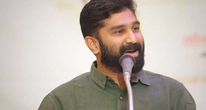 സാമാന്യബോധം പോലും ബിജെപി നേതൃതലങ്ങളിലുള്ളവര്‍ക്കില്ല, ദയനീയം, മലയാളികൾ ഇവരെ  കോമാളി നിലവാരത്തിൽ കാണുന്നതിന് ഇതിനേക്കാൾ നല്ല ഉദാഹരണം വേറെയില്ല, ഡീസലിനും പെട്രോളിനും  3.05 രൂപ വര്‍ധിപ്പിച്ചയാളുടെ ഫോട്ടോ ഉയര്‍ത്തിപ്പിടിച്ചാണ് സമരമെന്നത് കൗതുകം, മഹിളാ മോർച്ചയെ പരിഹസിച്ച് വി ടി ബൽറാം