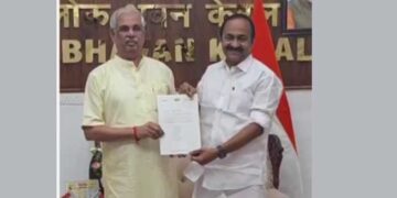 ലീ​ഗിന് അ‍ഞ്ചു മന്ത്രിമാർ, ടേം വ്യവസ്ഥയിൽ രണ്ടര വർഷങ്ങൾക്ക് ശേഷം പാറയ്ക്കൽ അബ്ദുല്ല മന്ത്രിയായെത്തും- പ്രഖ്യാപനം നടത്തി പാണക്കാട് സാദിഖലി തങ്ങൾ, ​ഗവർണർക്ക് മന്ത്രിമാരുടെ ലിസ്റ്റ് കൈമാറി വി ഡി സതീശൻ
