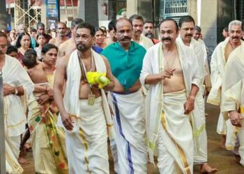 ‘ഞാൻ ഇനി അമ്പലത്തിൽ പോകരുത് എന്ന് ദയവ് ചെയ്ത് പറയരുത്…കൂടെയുണ്ടായിരുന്നത് ഒരു ​ഗൺമാൻ അടക്കം നാലുപേർ, ഞായറാഴ്ച ​ഗുരുവായൂരിൽ വിഐപി ദർശനമില്ല, 1000 രൂപയുടെ ടിക്കറ്റെ‌‌ടുത്താണ് ​ദർശനം നടത്തിയത്’- വിഡി സതീശൻ