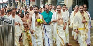 ഞാൻ ഇനി അമ്പലത്തിൽ പോകരുത് എന്ന് ദയവ് ചെയ്ത് പറയരുത്….കൂടെയുണ്ടായിരുന്നത് ഒരു ​ഗൺമാൻ അടക്കം നാലുപേർ, ഞായറാഴ്ച ​ഗുരുവായൂരിൽ വിഐപി ദർശനമില്ല, 1000 രൂപയുടെ ടിക്കറ്റെ‌‌ടുത്താണ് ​ദർശനം നടത്തിയത്- വിഡി സതീശൻ