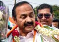‘വി.ഡി.എസ് നേതാവേ, അങ്ങ് നയിക്കൂ’… നട്ടപ്പാതിരായ്ക്ക് ഡൽഹിയിലെത്തിച്ചേർന്ന വി ഡി സതീശനെ വരവേൽക്കാൻ ജെഎൻയു, ജാമിയ മില്ലിയ, ഡൽഹി യൂണിവേഴ്സിറ്റികളിലെ വിദ്യാർഥികളടക്കം നൂറുകണക്കിനാളുകൾ, കെപിസിസി പ്രസിഡന്റിനെതിരെ പ്രകോപനപരമായ മുദ്രാവാക്യങ്ങൾ