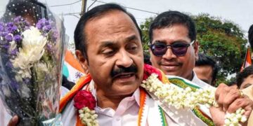 ‘വി.ഡി.എസ് നേതാവേ, അങ്ങ് നയിക്കൂ’… നട്ടപ്പാതിരായ്ക്ക് ഡൽഹിയിലെത്തിച്ചേർന്ന വി ഡി സതീശനെ വരവേൽക്കാൻ ജെഎൻയു, ജാമിയ മില്ലിയ, ഡൽഹി യൂണിവേഴ്സിറ്റികളിലെ വിദ്യാർഥികളടക്കം നൂറുകണക്കിനാളുകൾ, കെപിസിസി പ്രസിഡന്റിനെതിരെ പ്രകോപനപരമായ മുദ്രാവാക്യങ്ങൾ