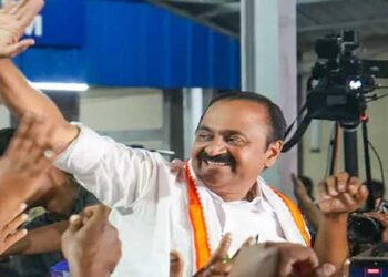 എന്റെ തല, എന്റെ ഫുൾ ഫി​ഗർ… വി ഡി സതീശനെ മുഖ്യമന്ത്രി സ്ഥാനാർഥിയായി ഉയർത്തിക്കാട്ടാൻ വേണ്ടി പിആർ ടീമിന് കൊടുക്കുന്നത് കോടികൾ…പിന്നിൽ പ്രൊഫഷണൽ പിആർ ടീമെന്ന് ആരോപണം