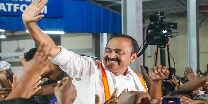 എന്റെ തല, എന്റെ ഫുൾ ഫി​ഗർ… വി ഡി സതീശനെ മുഖ്യമന്ത്രി സ്ഥാനാർഥിയായി ഉയർത്തിക്കാട്ടാൻ വേണ്ടി പിആർ ടീമിന് കൊടുക്കുന്നത് കോടികൾ…പിന്നിൽ പ്രൊഫഷണൽ പിആർ ടീമെന്ന് ആരോപണം