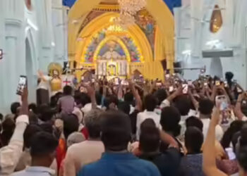 പുലര്‍ച്ചെ നാല് മണി മുതല്‍  വേളാങ്കണ്ണി പള്ളി വളഞ്ഞ് ആരാധകര്‍, എന്നാല്‍ വിജയ് എത്തിയില്ല, ബലിപീഠത്തിന് മുന്നില്‍ നിന്ന് മുദ്രാവാക്യം വിളിയും ബഹളവും,  കുർബാനയും പ്രാർത്ഥനാ ചടങ്ങുകളും തടസപ്പെട്ടു, ഒടുവില്‍ ആരാധകരെ ശാന്തരാക്കി വൈദികര്‍