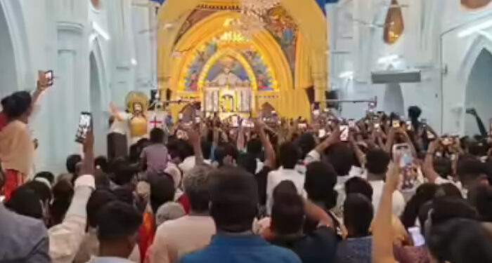 പുലര്‍ച്ചെ നാല് മണി മുതല്‍  വേളാങ്കണ്ണി പള്ളി വളഞ്ഞ് ആരാധകര്‍, എന്നാല്‍ വിജയ് എത്തിയില്ല, ബലിപീഠത്തിന് മുന്നില്‍ നിന്ന് മുദ്രാവാക്യം വിളിയും ബഹളവും,  കുർബാനയും പ്രാർത്ഥനാ ചടങ്ങുകളും തടസപ്പെട്ടു, ഒടുവില്‍ ആരാധകരെ ശാന്തരാക്കി വൈദികര്‍