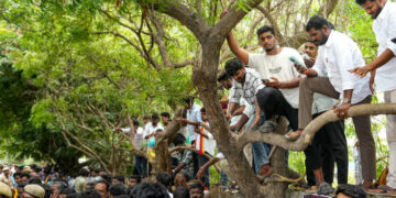 വളരെയധികം സന്തോഷത്തോടെയാണ് വന്നത്, മകനോടു പോലും പറഞ്ഞിട്ടില്ല, പക്ഷേ ഇവിടെ ഒന്നുമില്ല, സഹിക്കാനാകുന്നില്ല, വിജയ്‌യുടെ സത്യപ്രതിജ്ഞ കാണാനെത്തി സങ്കടത്തോടെ മടങ്ങി ആരാധകര്‍