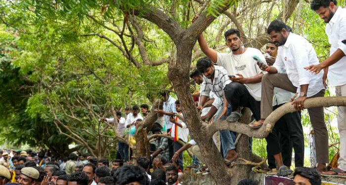 വളരെയധികം സന്തോഷത്തോടെയാണ് വന്നത്, മകനോടു പോലും പറഞ്ഞിട്ടില്ല, പക്ഷേ ഇവിടെ ഒന്നുമില്ല, സഹിക്കാനാകുന്നില്ല, വിജയ്‌യുടെ സത്യപ്രതിജ്ഞ കാണാനെത്തി സങ്കടത്തോടെ മടങ്ങി ആരാധകര്‍