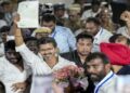രാജേന്ദ്ര അർലേക്കറെ കളത്തിലിറക്കി കളിച്ചത് ബിജെപി?… മൂന്നാം തവണ വിജയ് ലോക്ഭവന്റെ പടി കട‌ന്നത് ‘കത്ത് കയ്യിലുണ്ടെന്ന’ ഉത്തരവുമായി… ​അതും 118 ന് 120 എംഎൽഎമാരുടെ പിന്തുണയുമായി!! തമിഴ്നാട് മുഖ്യമന്ത്രിയായി നാളെ 11 മണിക്ക് സത്യപ്രതിജ്ഞ