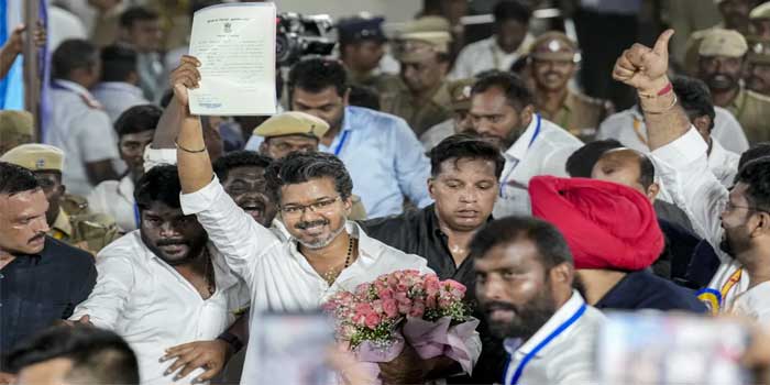 രാജേന്ദ്ര അർലേക്കറെ കളത്തിലിറക്കി കളിച്ചത് ബിജെപി?… മൂന്നാം തവണ വിജയ് ലോക്ഭവന്റെ പടി കട‌ന്നത് ‘കത്ത് കയ്യിലുണ്ടെന്ന’ ഉത്തരവുമായി… ​അതും 118 ന് 120 എംഎൽഎമാരുടെ പിന്തുണയുമായി!! തമിഴ്നാട് മുഖ്യമന്ത്രിയായി നാളെ 11 മണിക്ക് സത്യപ്രതിജ്ഞ