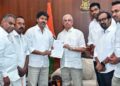 ക്ലൈമാക്സിനു തൊട്ടുമുന്നെ ജനനായകനു മുന്നിൽ വില്ലനായി ​ഗവർണർ… 113 പോരാ, 118 പേർ വേണം, അതും കത്തുമായിട്ട്.. എങ്കിൽ സത്യപ്രതിജ്ഞ ചൊല്ലി അധികാര കസേരയിലിരിക്കാം- രാജേന്ദ്ര ആർലേക്കർ!! 5 എംഎൽഎമാർക്കായി നെട്ടോട്ടമോടി വിജയ്