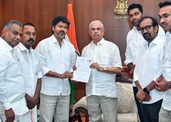 ക്ലൈമാക്സിനു തൊട്ടുമുന്നെ ജനനായകനു മുന്നിൽ വില്ലനായി ​ഗവർണർ… 113 പോരാ, 118 പേർ വേണം, അതും കത്തുമായിട്ട്.. എങ്കിൽ സത്യപ്രതിജ്ഞ ചൊല്ലി അധികാര കസേരയിലിരിക്കാം- രാജേന്ദ്ര ആർലേക്കർ!! 5 എംഎൽഎമാർക്കായി നെട്ടോട്ടമോടി വിജയ്