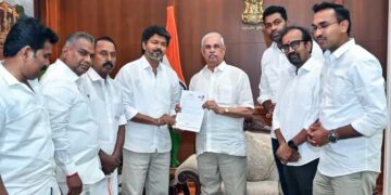 ക്ലൈമാക്സിനു തൊട്ടുമുന്നെ ജനനായകനു മുന്നിൽ വില്ലനായി ​ഗവർണർ… 113 പോരാ, 118 പേർ വേണം, അതും കത്തുമായിട്ട്.. എങ്കിൽ സത്യപ്രതിജ്ഞ ചൊല്ലി അധികാര കസേരയിലിരിക്കാം- രാജേന്ദ്ര ആർലേക്കർ!! 5 എംഎൽഎമാർക്കായി നെട്ടോട്ടമോടി വിജയ്