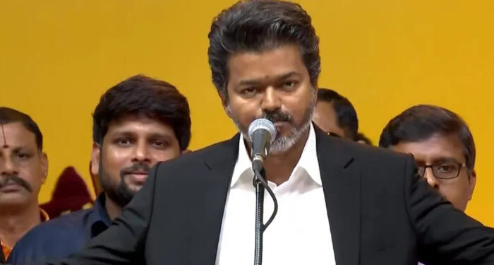 “ഞാന്‍ രാജപരമ്പരയില്‍ നിന്ന് വരുന്നയാളല്ല, നിങ്ങളുടെ കുടുംബത്തില്‍ നിന്നുള്ള ഒരാളാണ്”, വ്യാജ വാഗ്ദാനങ്ങളിലൂടെ ജനങ്ങളെ വഞ്ചിക്കില്ല, ദാരിദ്ര്യവും വിശപ്പും എന്താണെന്ന് എനിക്ക് വളരെ നന്നായി അറിയാം- വിജയ്