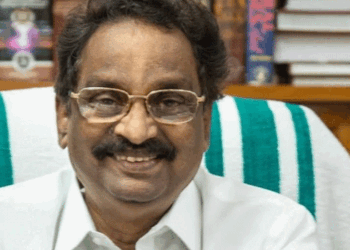 ‘ഞങ്ങൾ കടലിൽ തപ്പികൊണ്ടിരിക്കുകയാണ്; കെ എം ഷാജി പറഞ്ഞത് യുഡിഎഫ് വന്നാൽ പിഎം ശ്രീ  അറബിക്കടലിൽ എറിയുമെന്നാണ് ‘- സർക്കാരിനെ പരിഹസിച്ച് എകെ ബാലൻ; ‘സവർണ ബോധമുള്ളതിനാലാണ് രാഹുൽ ​ഗാന്ധി പിണറായിയെ കെട്ടിപിടിക്കില്ലെന്ന് പറഞ്ഞത് ‘