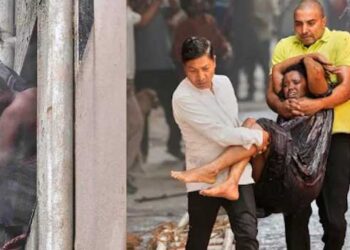 ആളിപ്പടരുന്ന തീയ്ക്കിടയിലൂടെ ജീവൻ രക്ഷിക്കാൻ കെട്ടിടത്തിനു മുകളിൽ നിന്ന് ടാറിട്ട റോഡിലേക്ക് ചാടി സ്ത്രീകൾ… ചിലർ വീഴുന്നത് നാട്ടുകാർ വിരിച്ചുകൊ‌ടുത്ത മെത്തയിലേക്ക്, അപകടമുണ്ടായ സമയത്ത് പലരും ഉറക്കത്തിൽ!! സൗത്ത് ഡൽഹിയിലെ തീപിടിത്തത്തിൽ മരിച്ചവരിൽ ഭൂരിഭാ​ഗവും വിദേശികൾ, വൈദ്യ ചികിത്സയ്ക്കായി ഇന്ത്യയിലെത്തിയവർ- Video