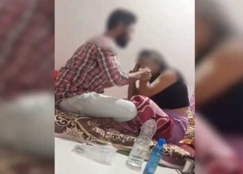 ‘എന്നെ വിടൂ’… മുൻ സഹപാഠിക്കു മുൻപിൽ കരഞ്ഞപേക്ഷിച്ച് യുവതി!! വ്യോമസേന ഉദ്യോഗസ്ഥന്റെ ഭാര്യയെ ക്രൂരമായി പീഡിപ്പിക്കുന്നതിന്റേയും നിർബന്ധിത മത പരിവർത്തനത്തിനു വിധേയമാക്കുന്നതിന്റേയും ദൃശ്യങ്ങൾ പുറത്ത്, പീഡനം ശീതളപാനീയത്തിൽ മയക്കുമരുന്ന് കലർത്തി നൽകി, ബ്ലാക്ക് മാജിക്കിന് വിധേയയാക്കി, ഒടുവിൽ നിക്കാഹ് നടന്നതായും സഹപാഠിയുടെ ഭാര്യയായിരിക്കുമെന്നും മൗലാന- രണ്ടുപേർ അറസ്റ്റിൽ