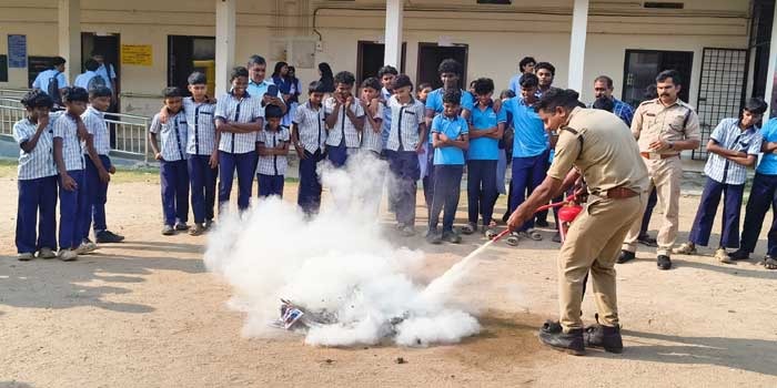 റിലയൻസ് ഫൗണ്ടേഷന്റെ നേതൃത്വത്തിലുള്ള സ്കൂൾ ദുരന്തനിവാരണ പദ്ധതി;  എറണാകുളം കളക്ടർ ഉത്‌ഘാടനം ചെയ്തു;  10 വിദ്യാലയങ്ങളിലെ വിദ്യാർത്ഥികൾക്കും അധ്യാപകർക്കും പ്രത്യേക പരിശീലനം; കേരള ഫയർ ആൻഡ് റെസ്ക്യൂ സർവീസിന്റെ പ്രത്യേക മോക്ക് ഡ്രില്ലുകളും