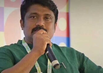 ‘നീട്ടിയ കൈകളിലേക്ക് ഒരു മിഠായി കൈമാറിയാൽ തകർന്നുവീഴുന്ന ഒരു ഗോപുരവും ഇവിടെയില്ല മിസ്റ്റർ എംഎൽഎ!! മനസ്സിൽ മനുസ്മൃതി ആയത് കൊണ്ടാണോ മനുഷ്യരെ തൊടാത്തത്? ആ കുരുന്നുകളോട് അങ്ങനെ പെരുമാറാൻ അയിത്തം ആഘോഷമാക്കുന്നവർക്കേ സാധിക്കൂ… മനുസ്മൃതി അല്ല, അംബേദ്കറും, ഭരണഘടനയുമാണ് ആ കുഞ്ഞുങ്ങളുടെ വഴിവിളക്ക്;… എഎ റഹീം എംപി
