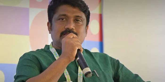 ‘നീട്ടിയ കൈകളിലേക്ക് ഒരു മിഠായി കൈമാറിയാൽ തകർന്നുവീഴുന്ന ഒരു ഗോപുരവും ഇവിടെയില്ല മിസ്റ്റർ എംഎൽഎ!! മനസ്സിൽ മനുസ്മൃതി ആയത് കൊണ്ടാണോ മനുഷ്യരെ തൊടാത്തത്? ആ കുരുന്നുകളോട് എങ്ങനെ പെരുമാറാൻ അയിത്തം ആഘോഷമാക്കുന്നവർക്കേ സാധിക്കൂ… മനുസ്മൃതി അല്ല, അംബേദ്കറും, ഭരണഘടനയുമാണ് ആ കുഞ്ഞുങ്ങളുടെ വഴിവിളക്ക്;… എഎ റഹീം എംപി